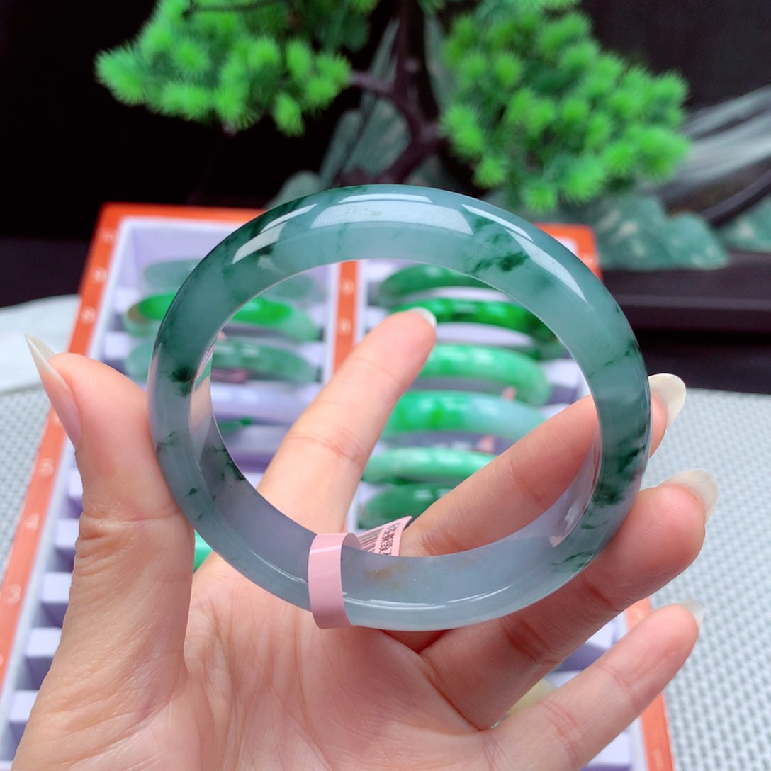 翡翠手镯未镶嵌翡翠