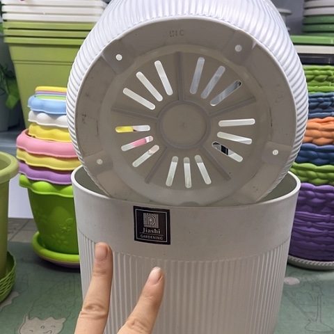 4个带托口径22高度18的白色条纹花盆