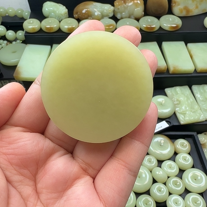 陈***墨和田玉未镶嵌颈饰