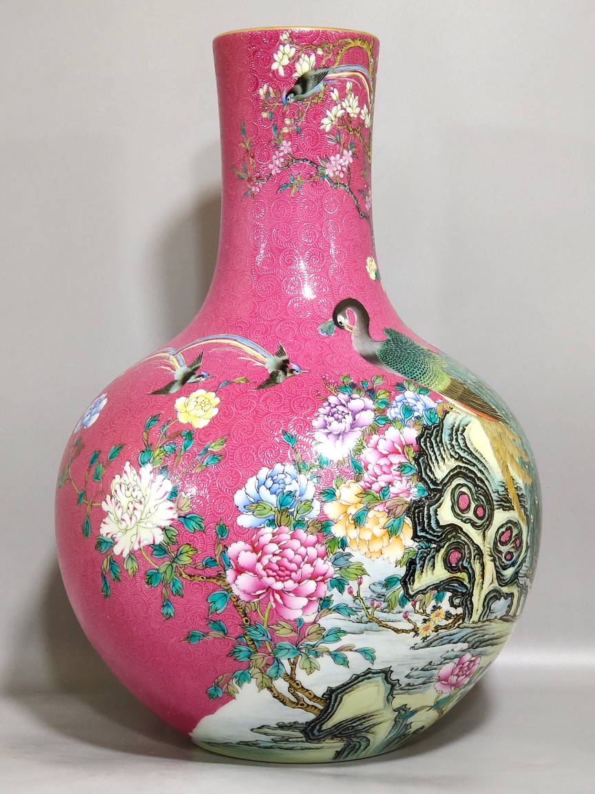 胭脂红扒花孔雀天球瓶，高40厘米，直径25厘米。