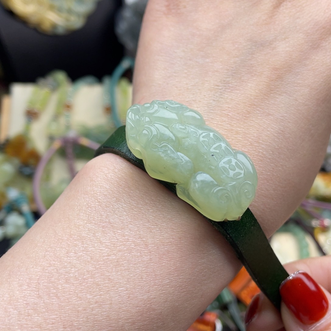 蛇纹石玉颈饰未镶嵌