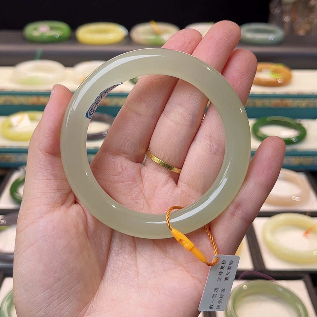 和田玉手镯（圆镯）未镶嵌 高冰青提肉