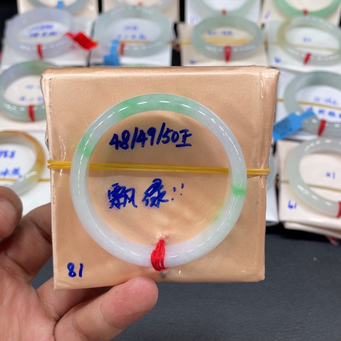 翡翠手镯未镶嵌天然翡翠