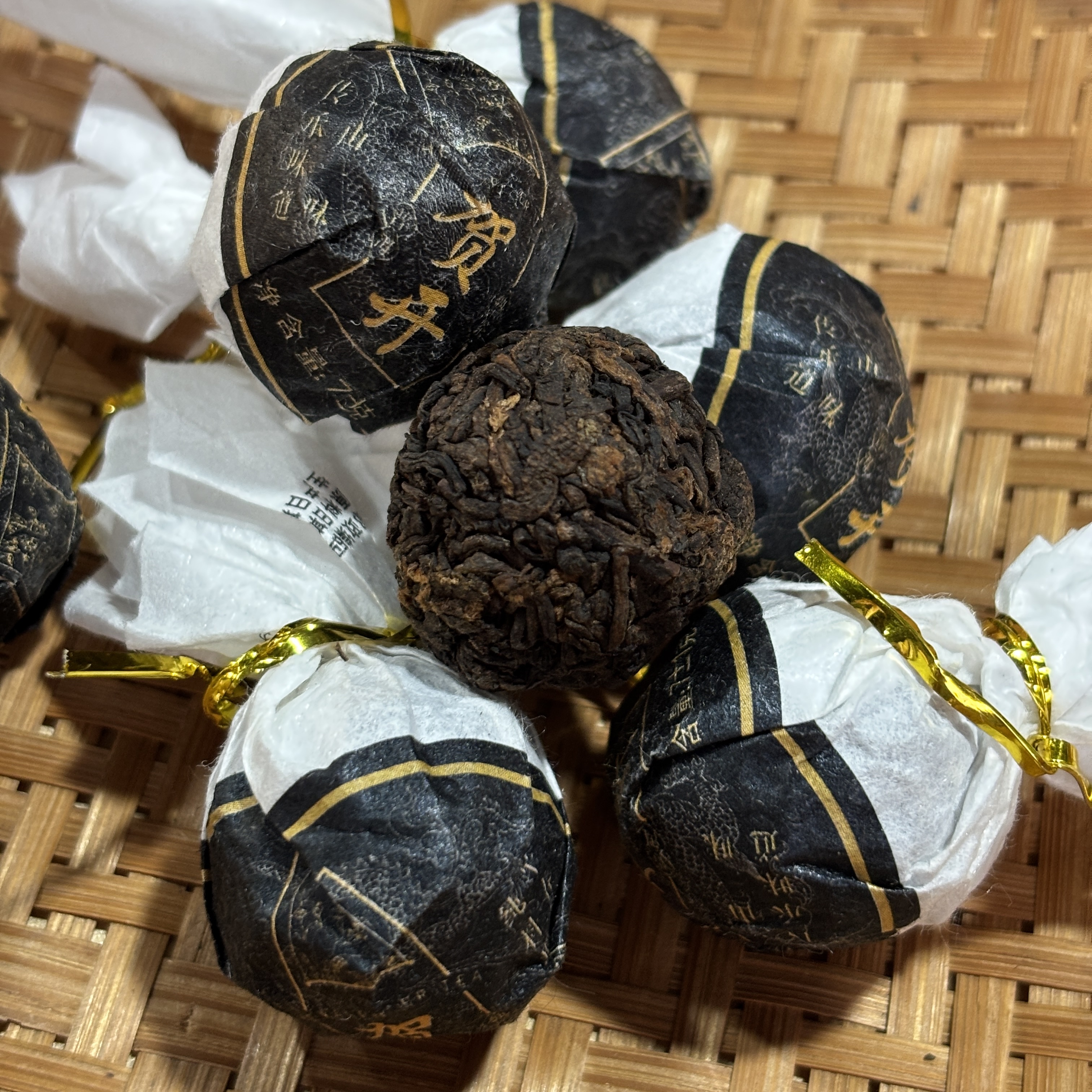 716号2019年贺开春茶混采熟茶龙珠7克*20颗10-25