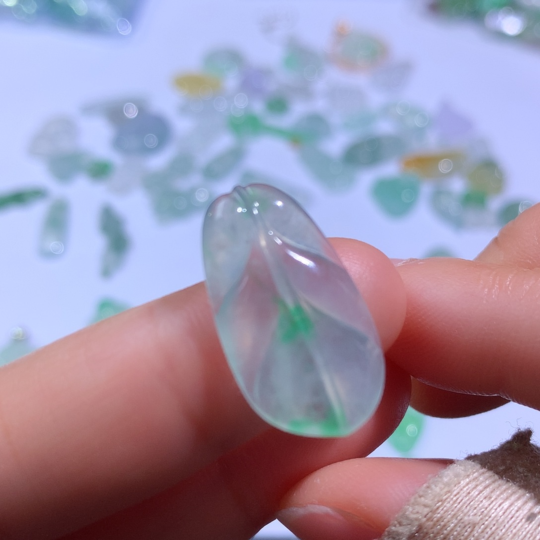 翡翠颈饰未镶嵌叶子