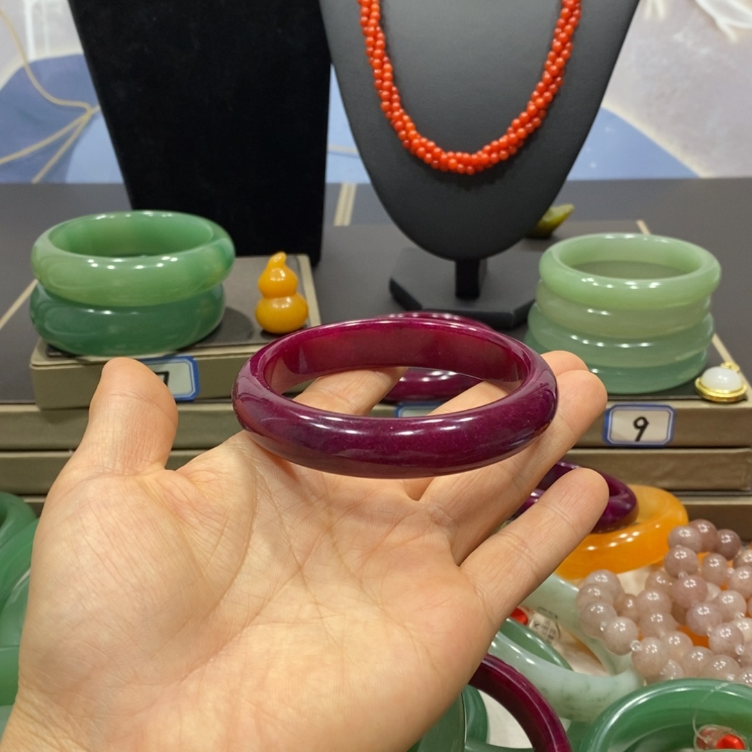 梅****石英岩玉未镶嵌手镯