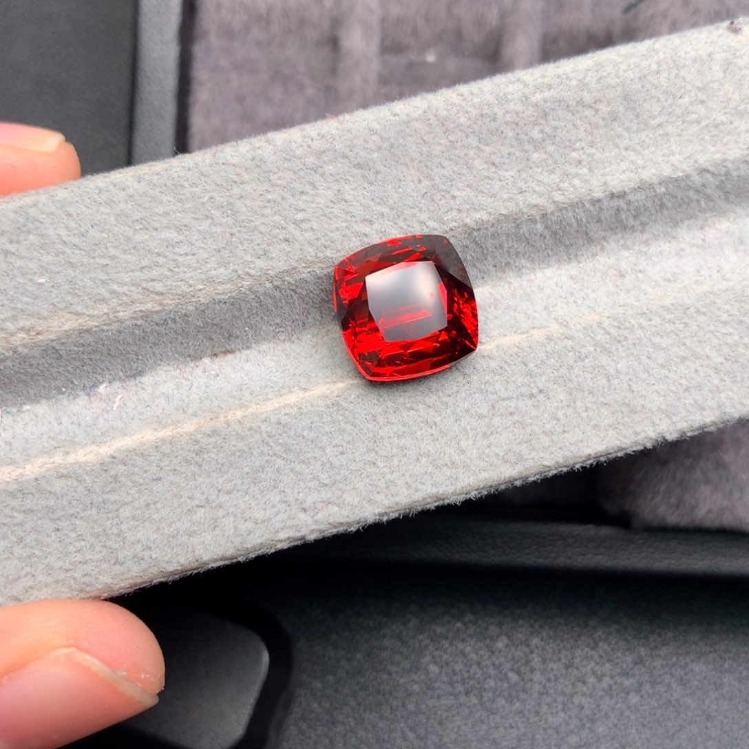 天然裸石未镶嵌石榴石（芬达石）8.23克拉