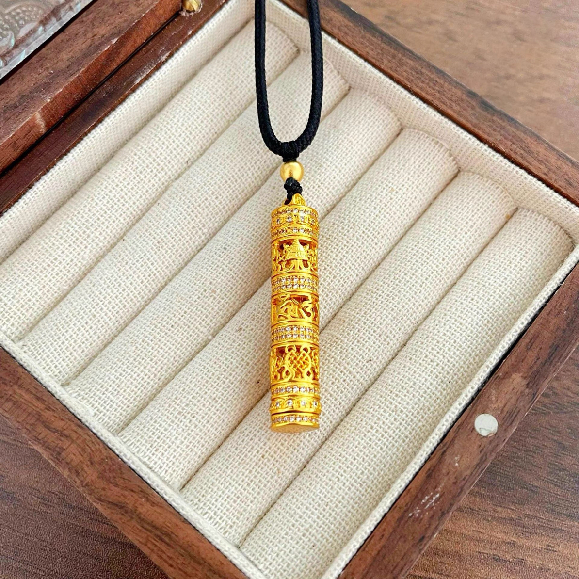 合金吊坠 金色花丝点钻随身佛镂空可打开六子箴言柱