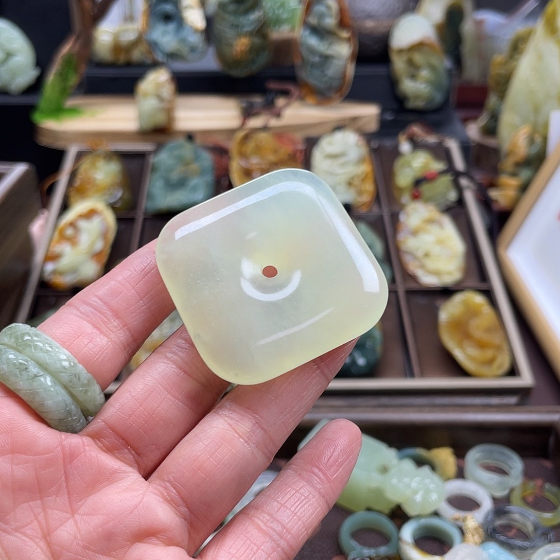 蛇纹石玉颈饰未镶嵌昭**愿岫玉方扣