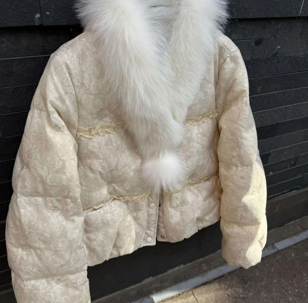 【现货浪漫雪花】~新中式刺绣木耳边围脖羽绒服外套时尚真狐狸毛