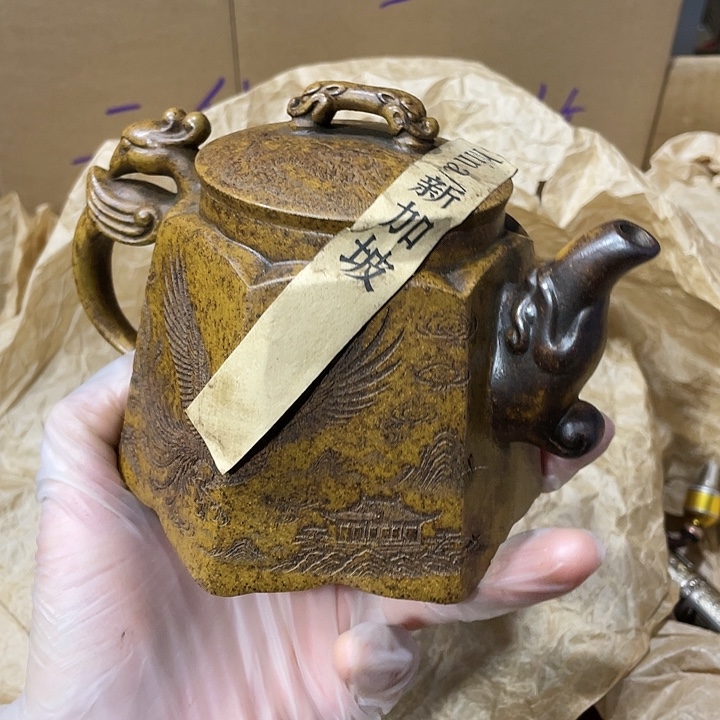 紫砂茶壶原矿泥料，手工制作的一把紫砂壶。