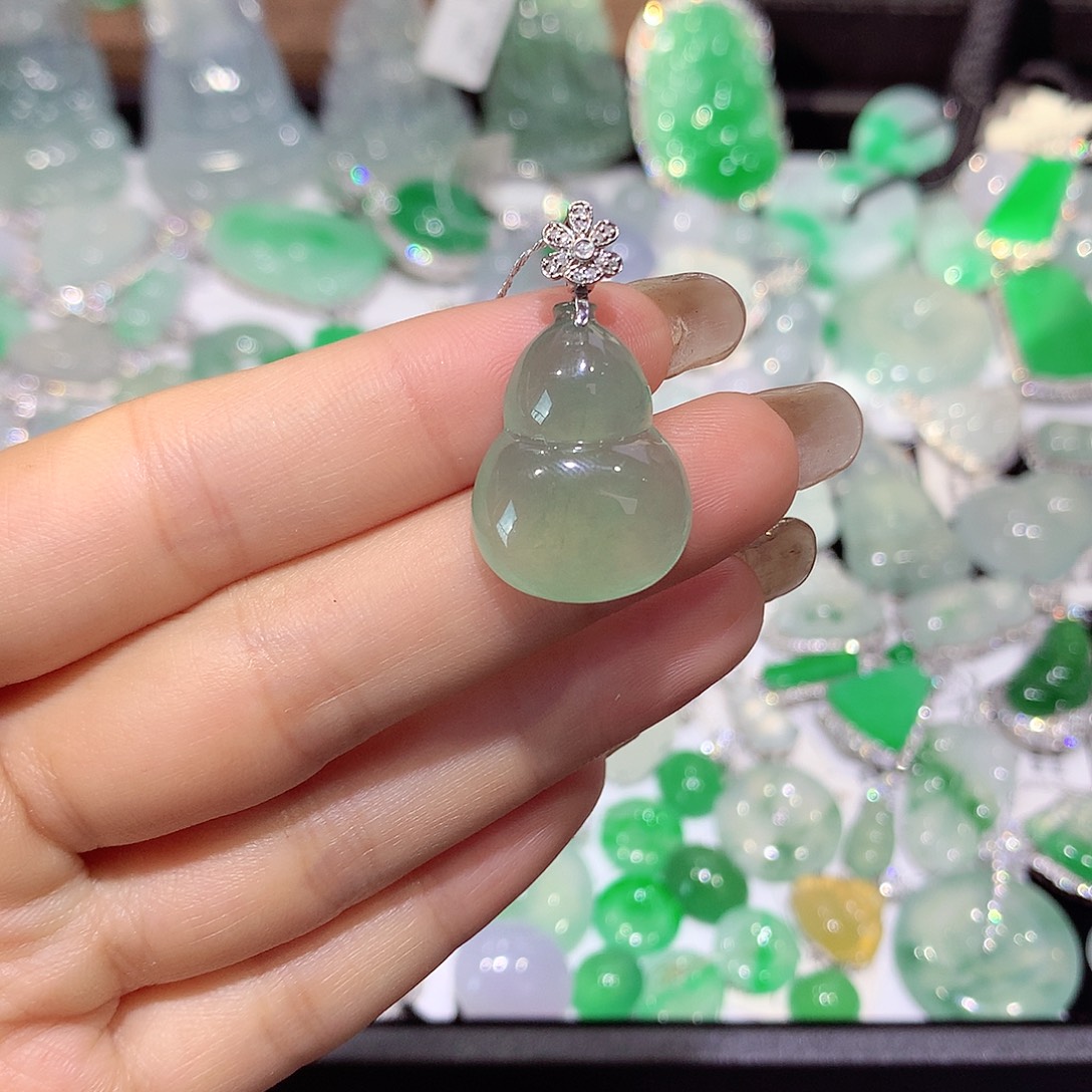 翡翠18K金镶嵌颈饰葫芦