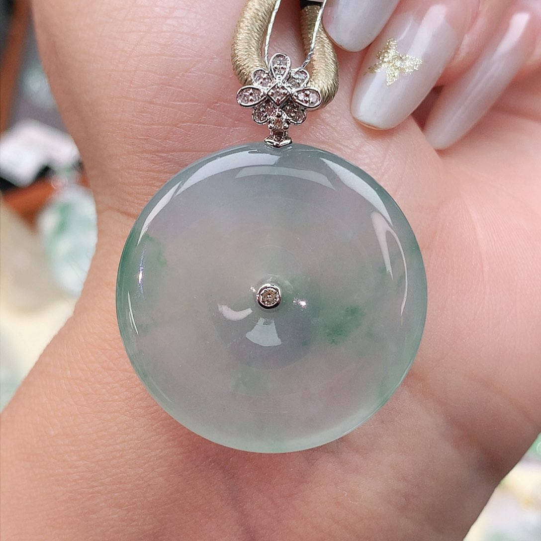 颈饰18K金镶嵌翡翠扣