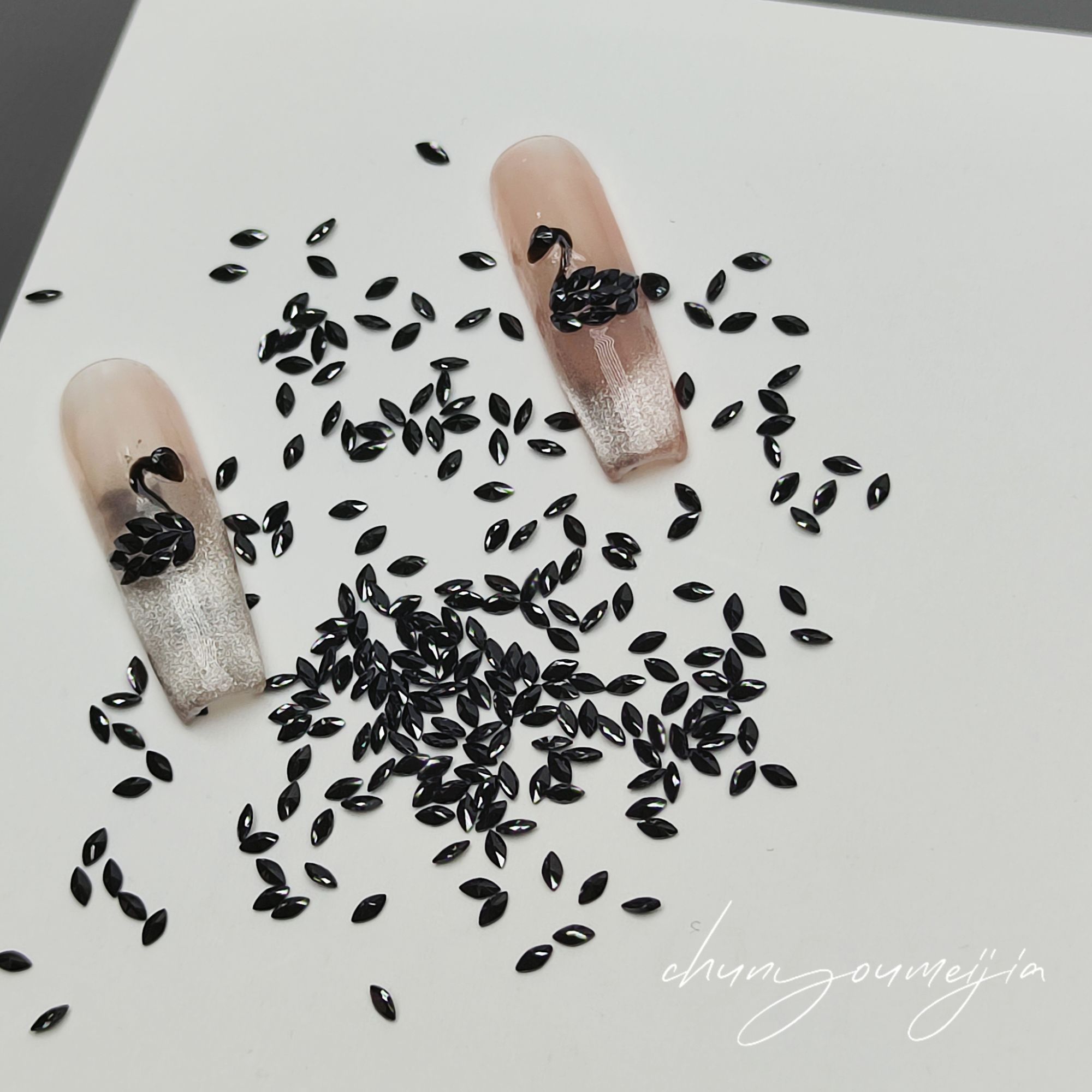 春柚美甲饰品网红新款矿黑5A迷你小马眼水滴锆石黑天鹅锆石美甲