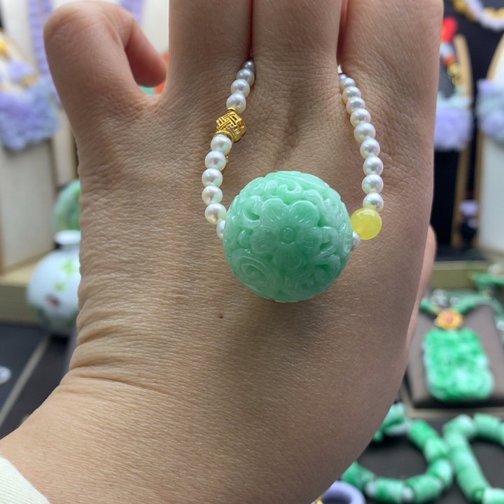 翡翠吊坠(赠链)未镶嵌