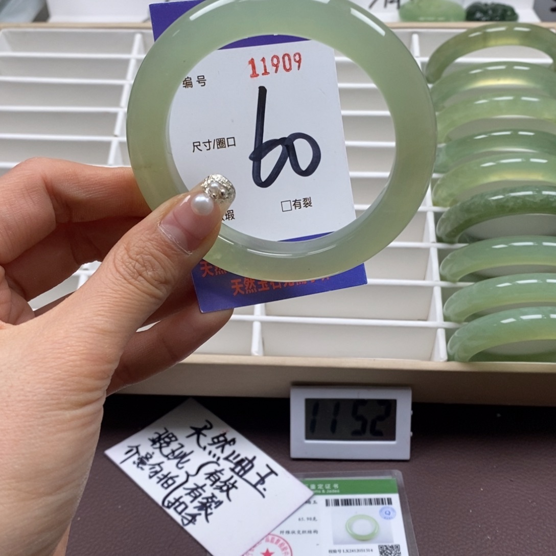 蛇纹石玉手镯未镶嵌