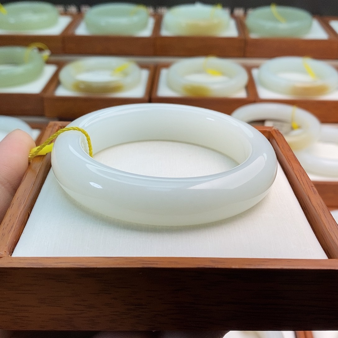 和田玉（白玉）未镶嵌手镯