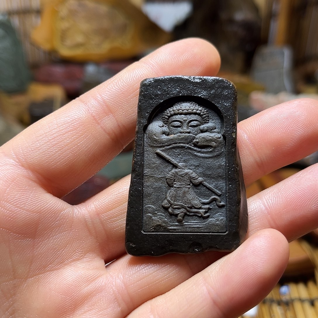 新疆原石雕刻手把件