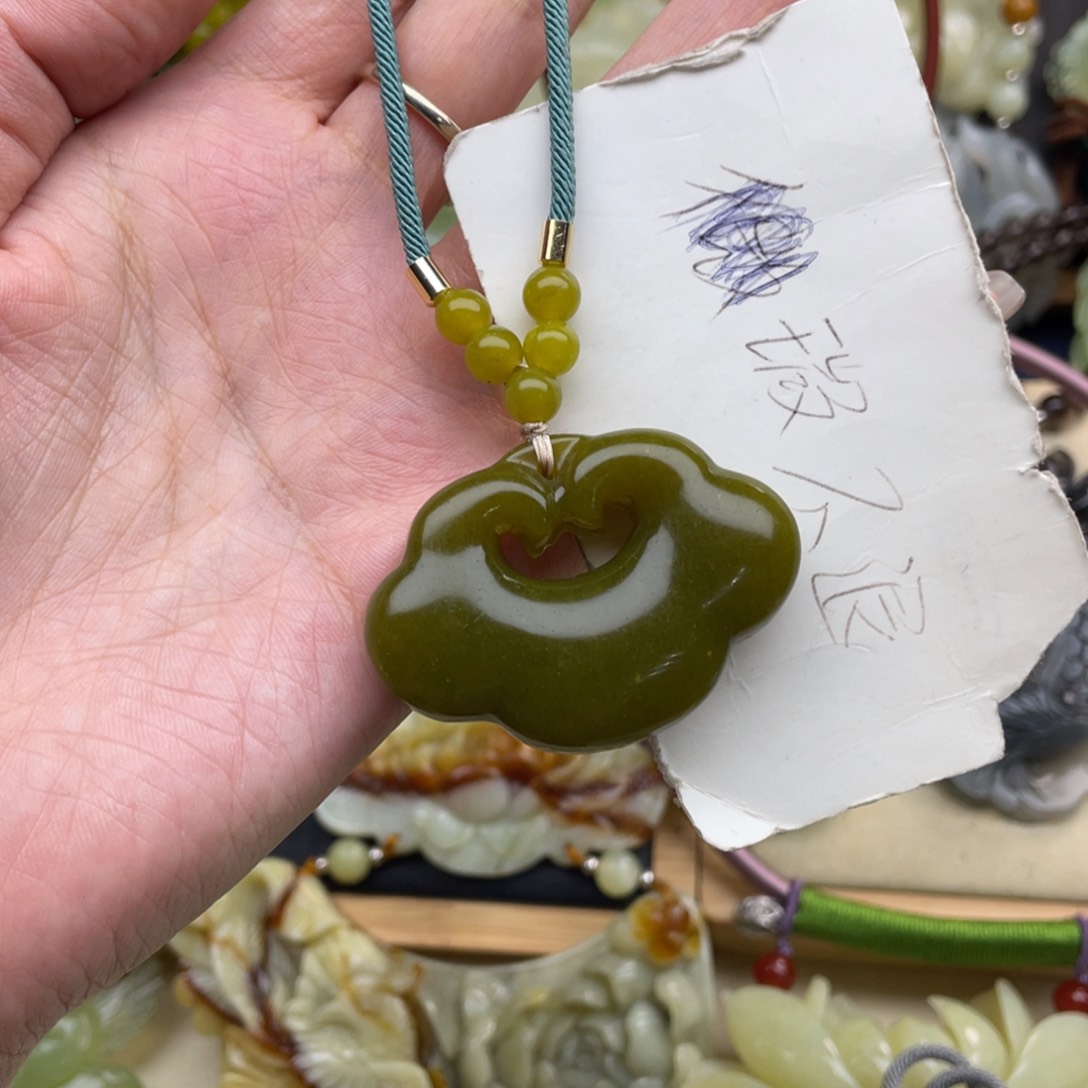 蛇纹石玉颈饰未镶嵌