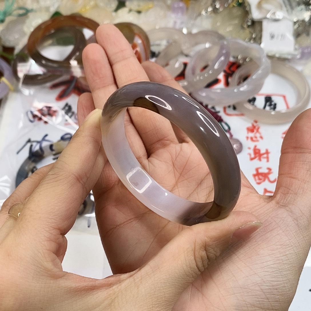 玛瑙/玉髓未镶嵌手镯A508。54.1圈。 瑕
