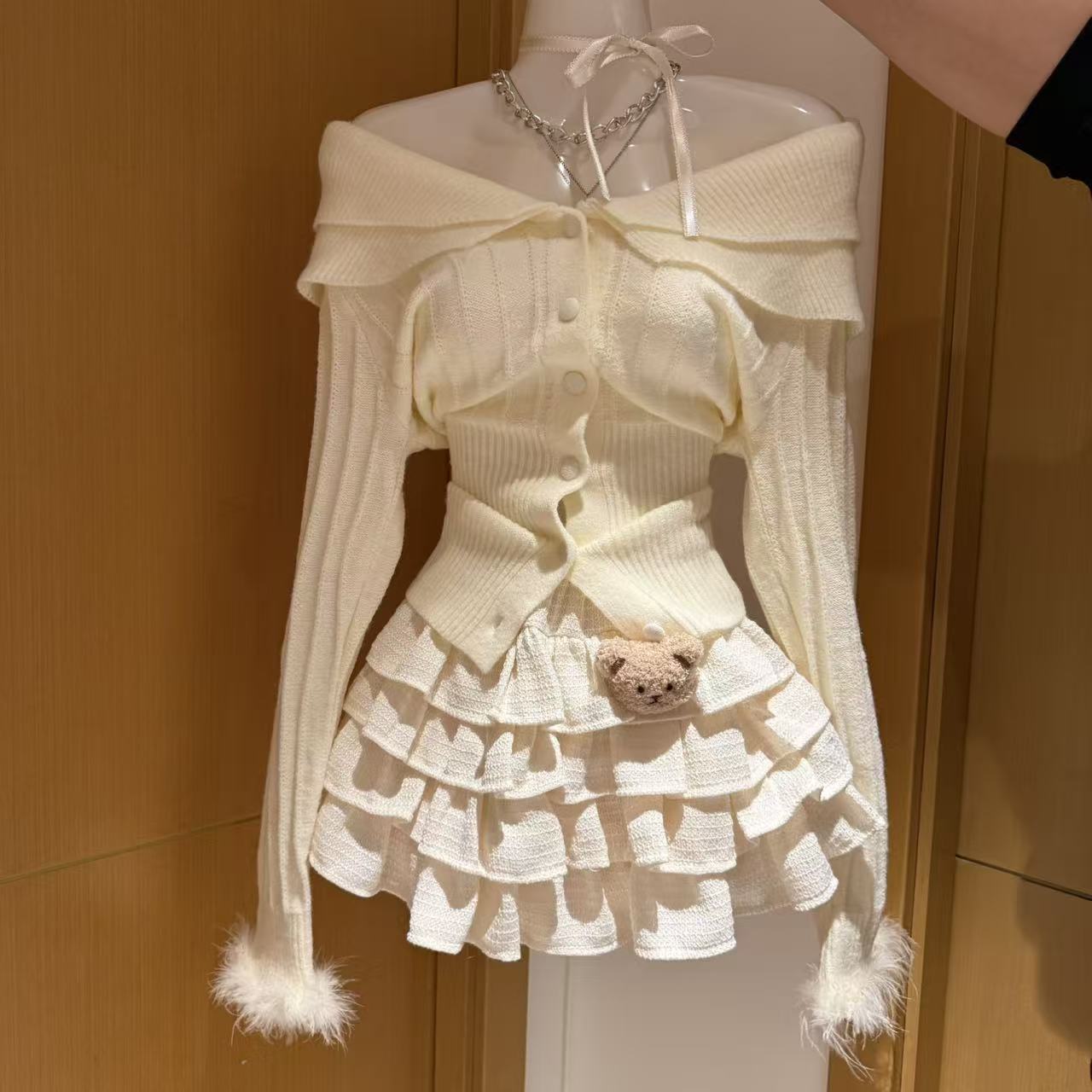 MUA家昨日浪漫纯欲毛衣杏色短裙