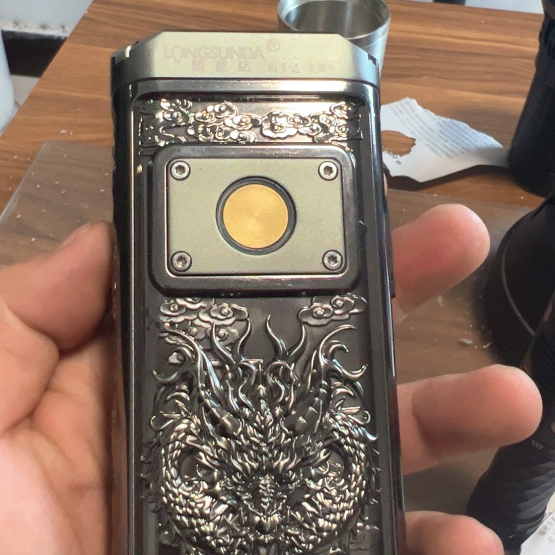 龙腾9强光照射手电