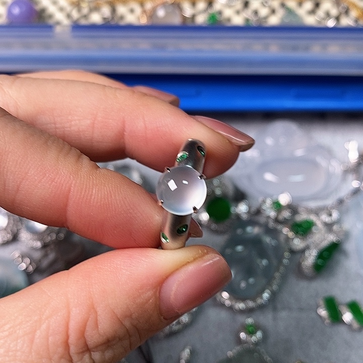 翡翠颈饰18K金镶嵌戒指