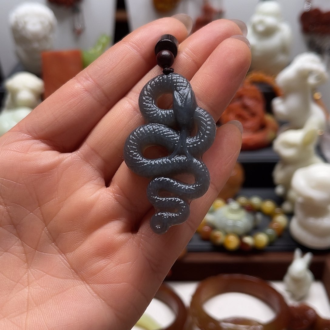 蛇纹石玉吊坠未镶嵌