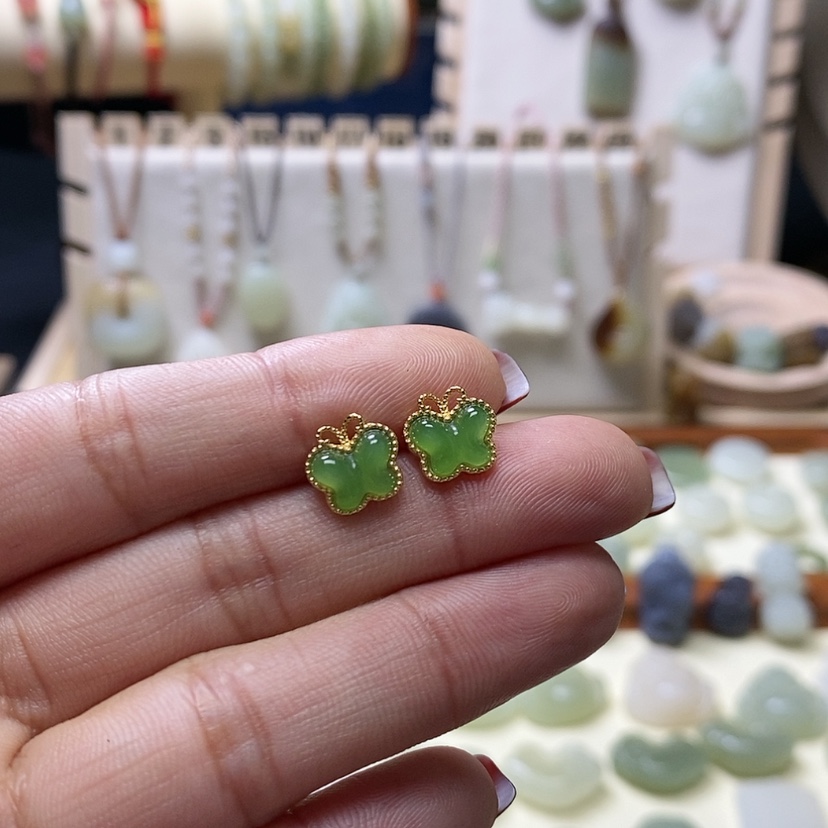 【闪购商品】和田玉耳钉银S925镶嵌大*?