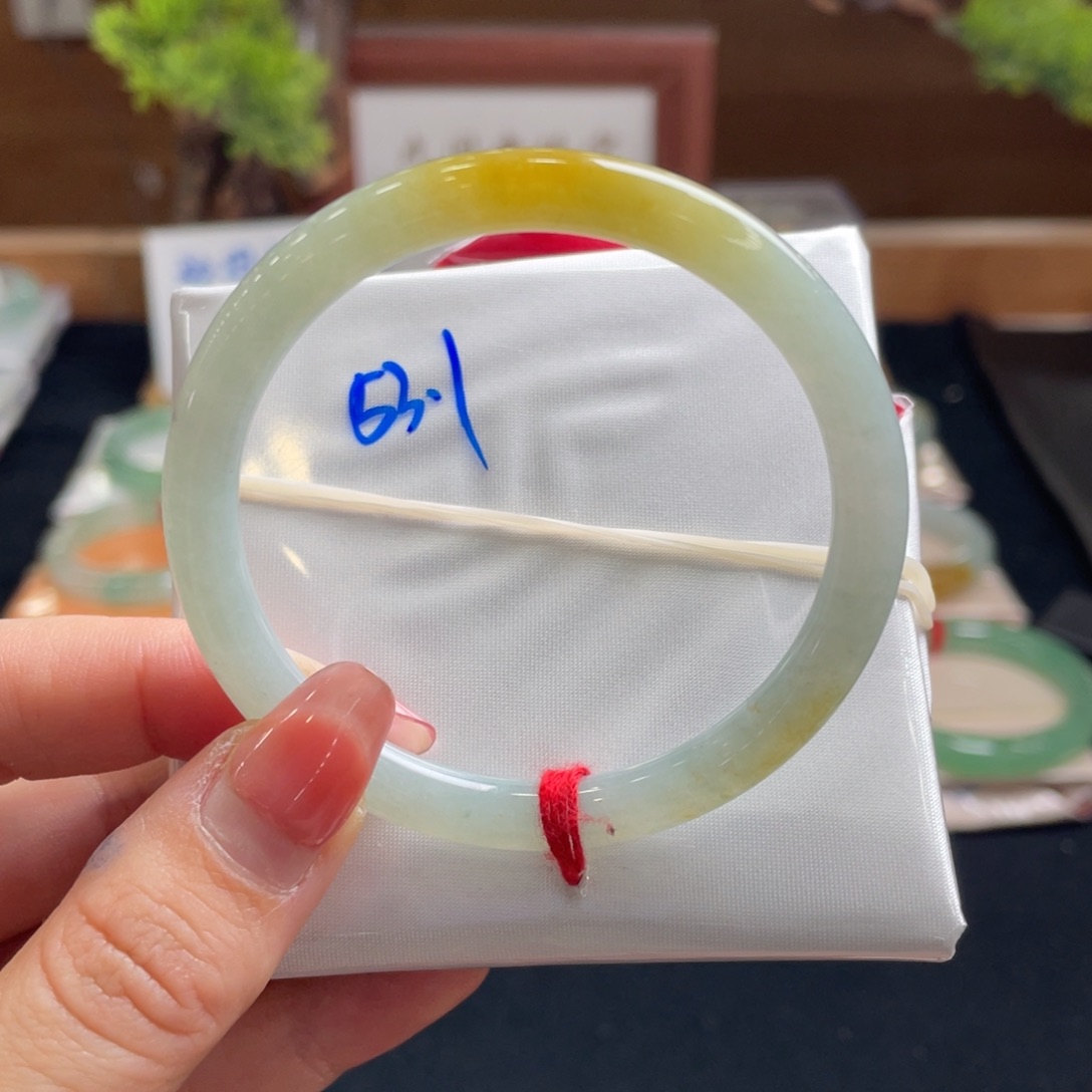 翡翠手镯未镶嵌53圆