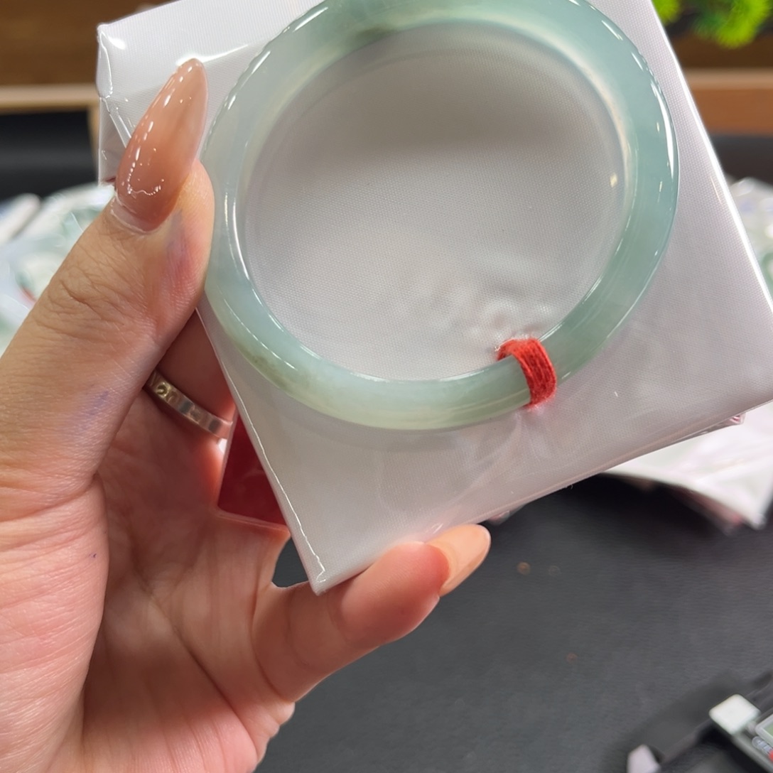 翡翠未镶嵌手镯54贵妃有纹