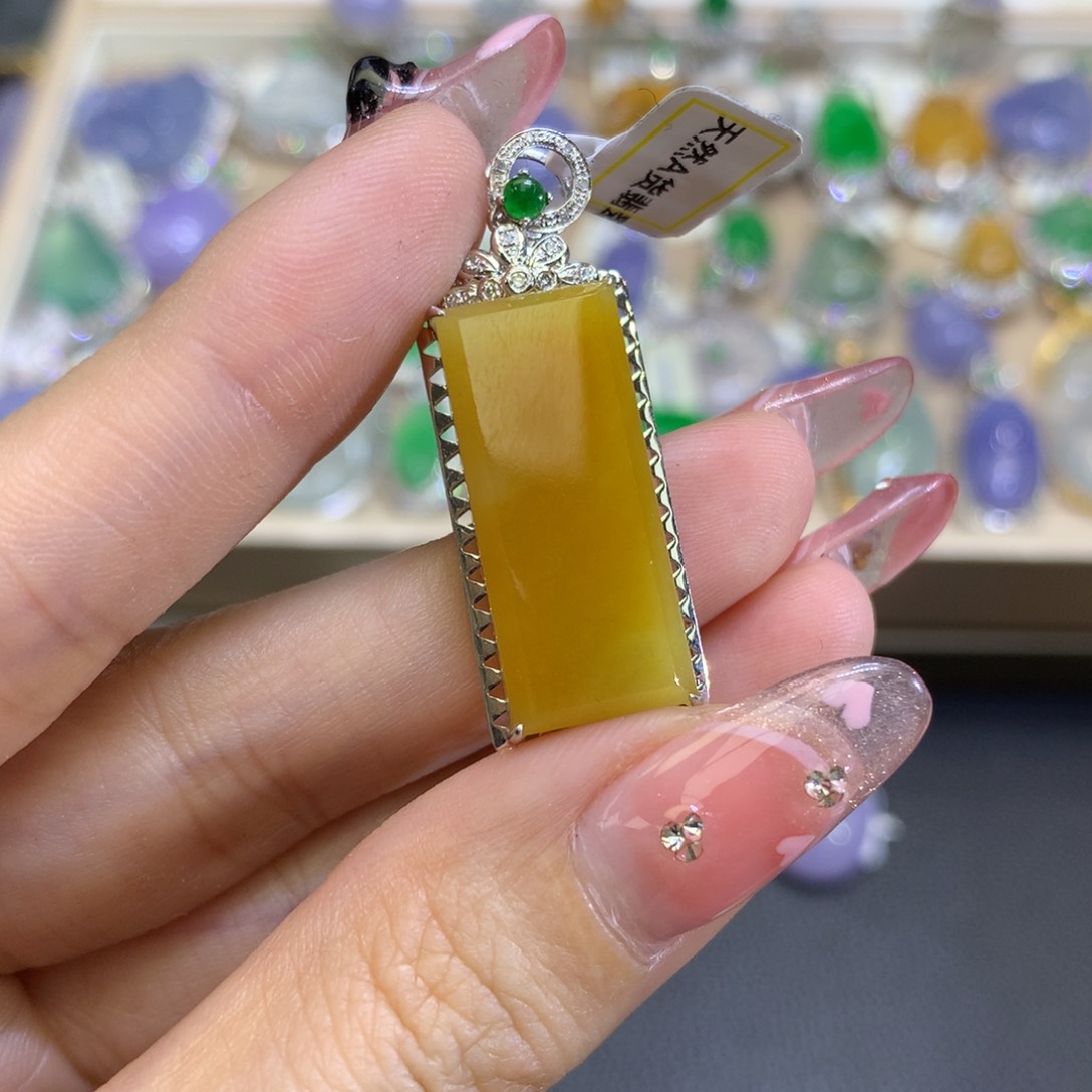 翡翠颈饰18K金镶嵌翡翠