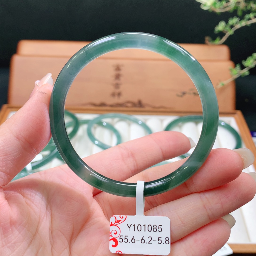 翡翠手镯未镶嵌天然