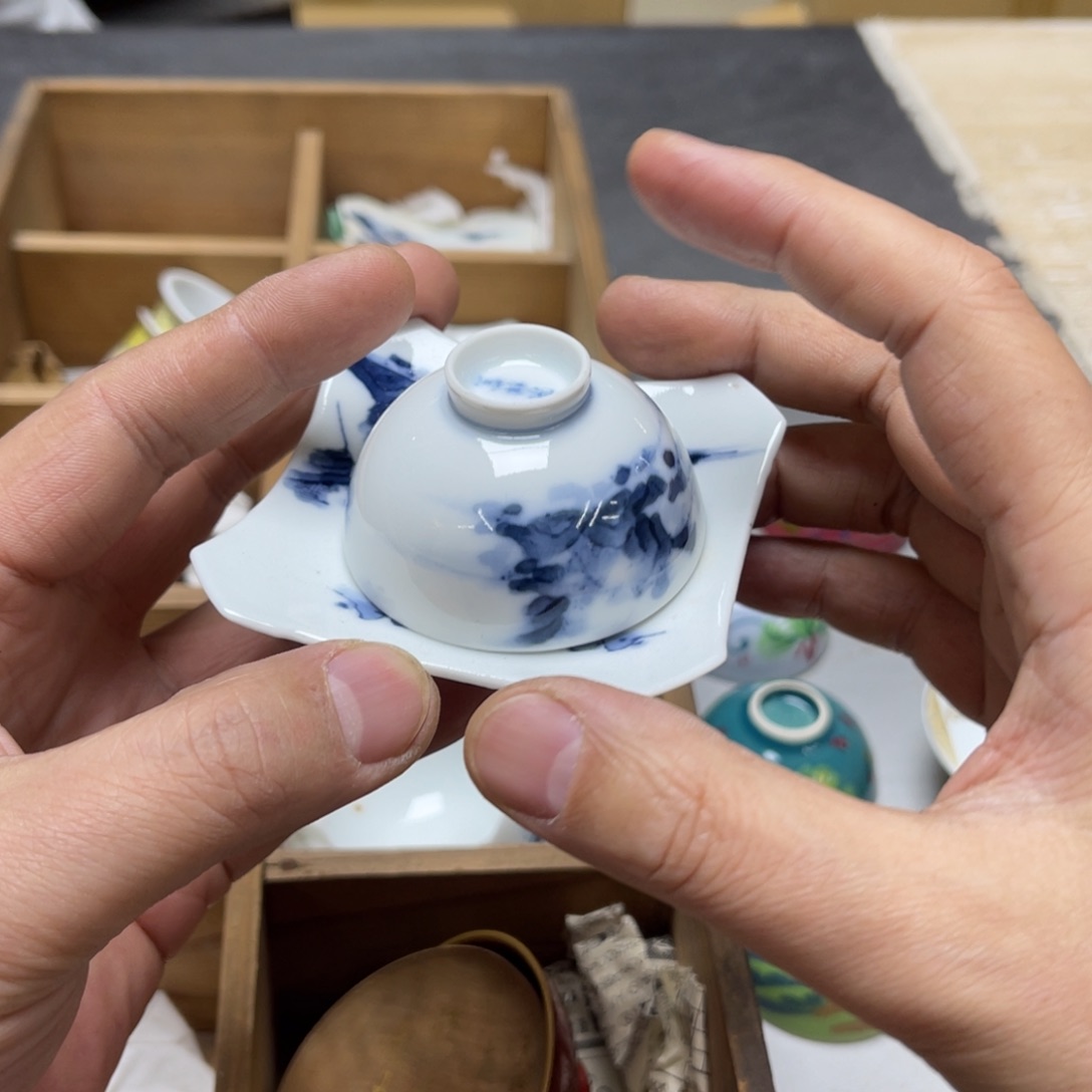 瓷片缘***愿密密麻麻地排列着一个