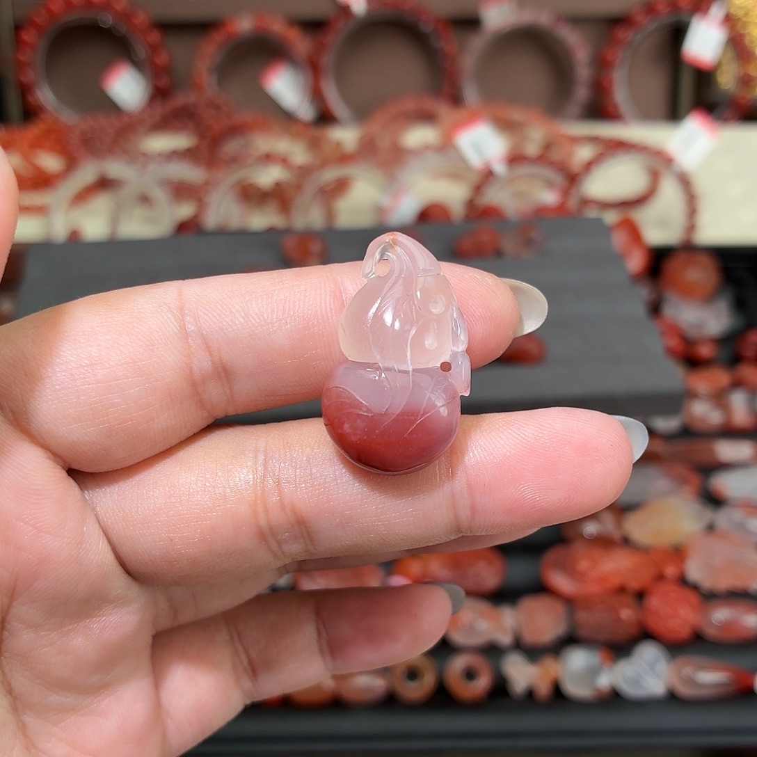 J***G南红玛瑙未镶嵌颈饰葫芦
