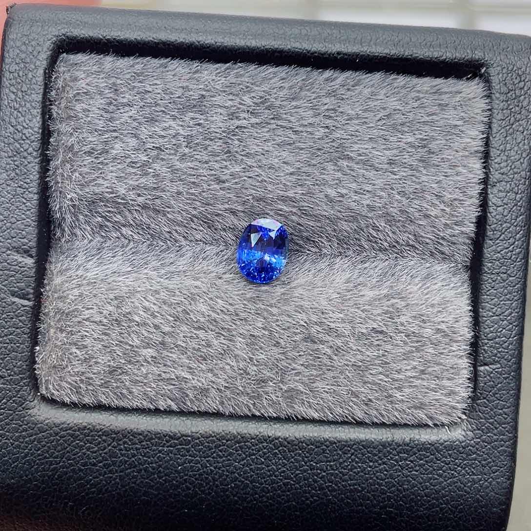 蓝宝石裸石未镶嵌1.40克拉皇家蓝吉尔德证书