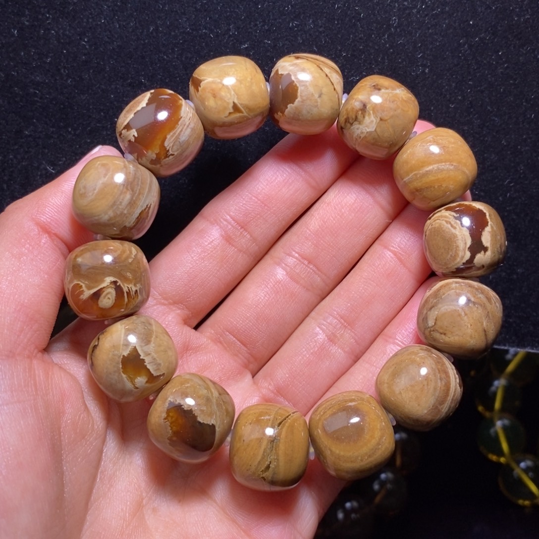 琥珀未镶嵌颈饰34.7克16mm