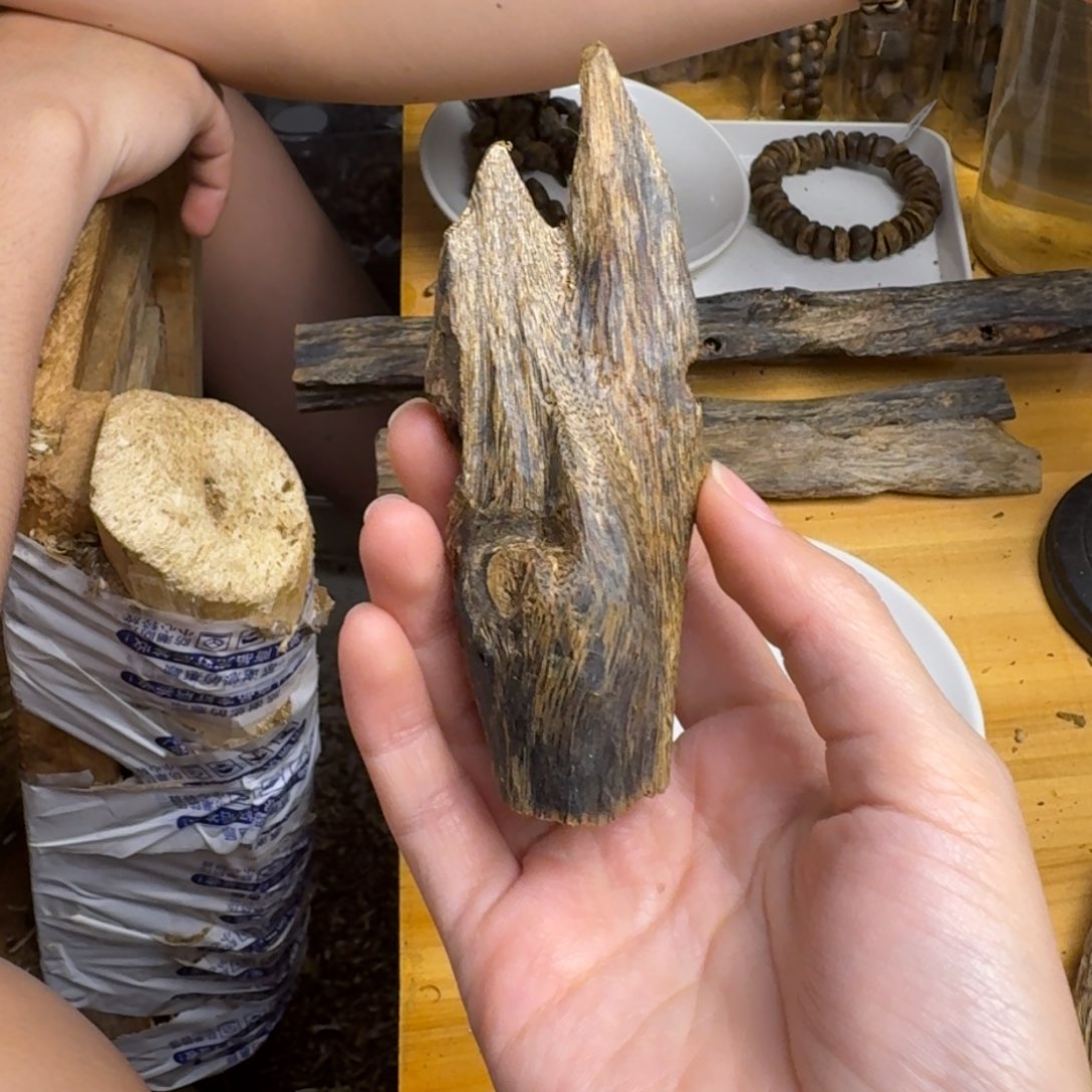 沉香沉香碎屑蓝宝石块料22克