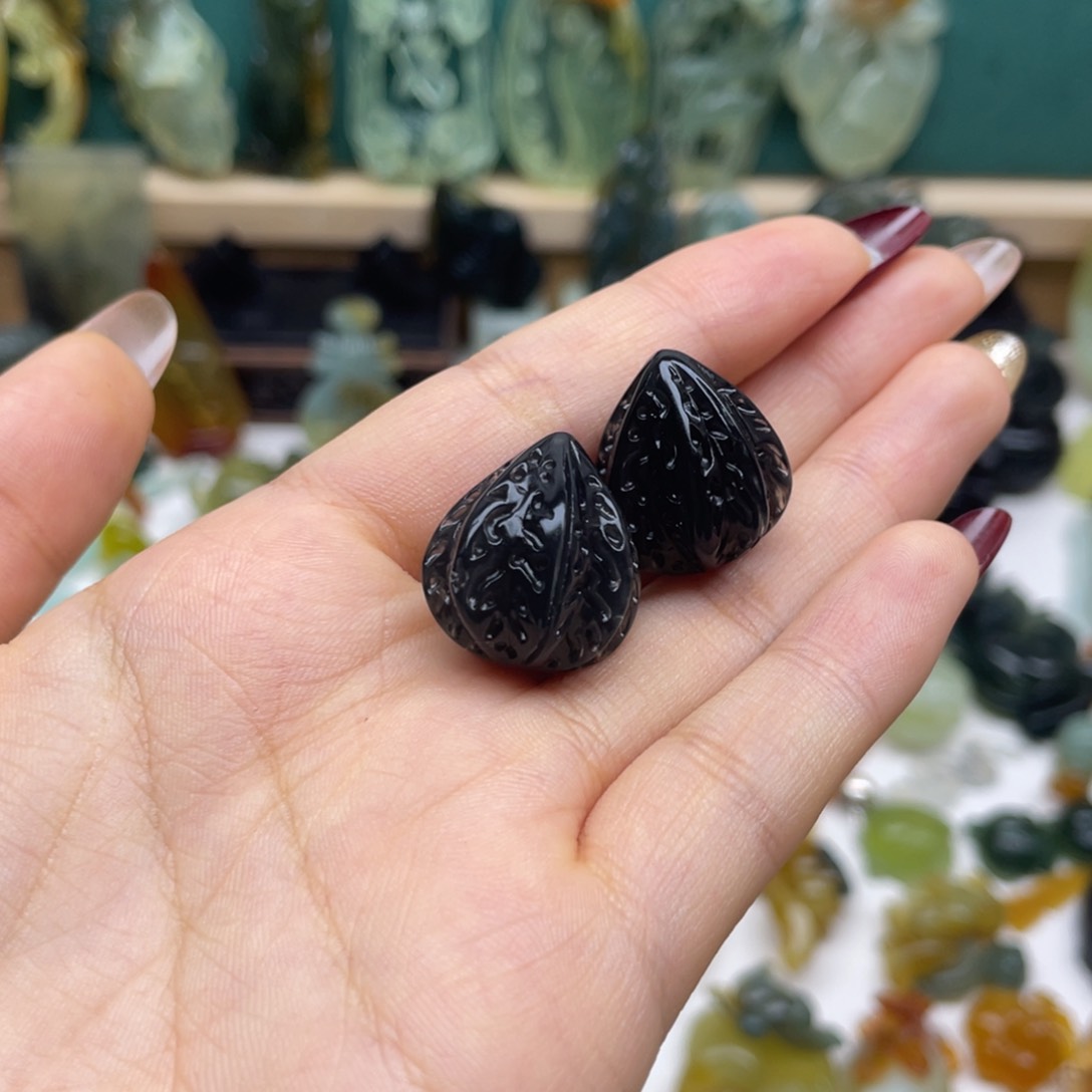 蛇纹石玉颈饰未镶嵌