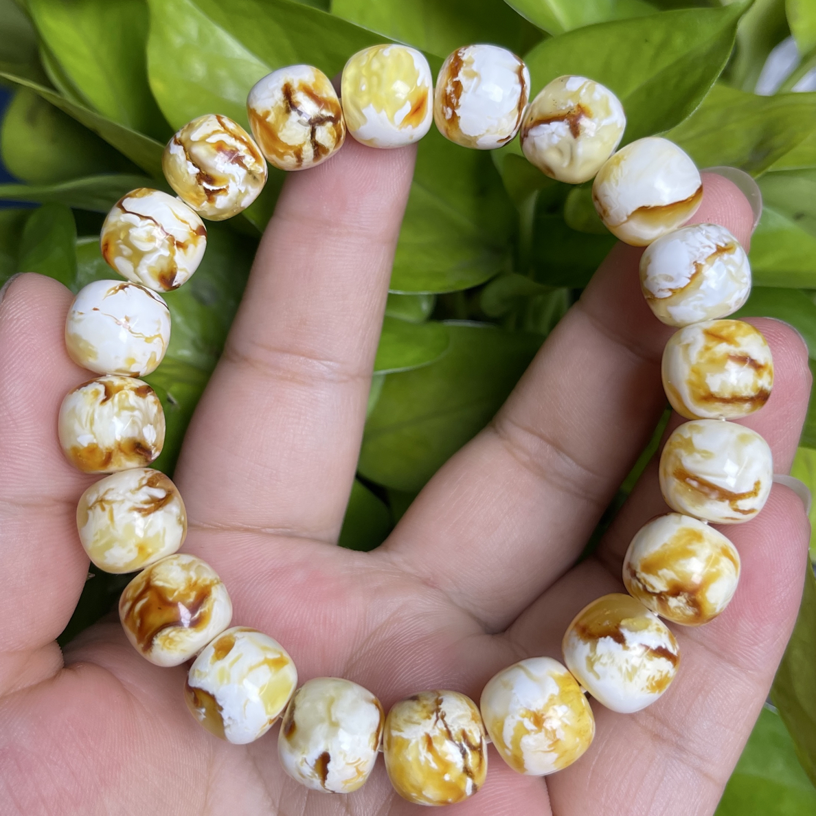 12瓷白沁色蜜蜡老型手串