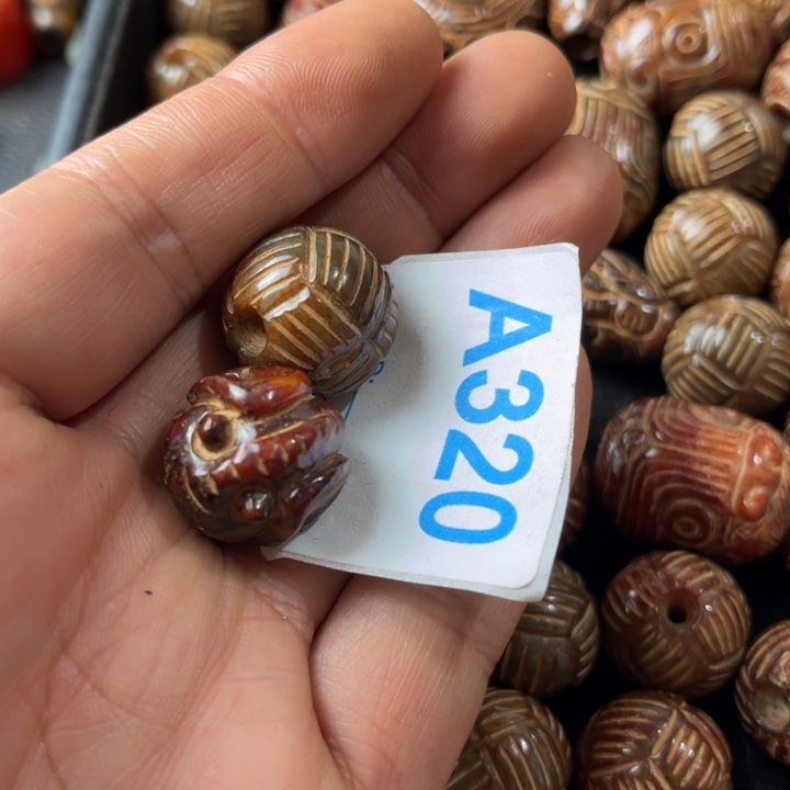 和田玉未镶嵌颈饰别****着