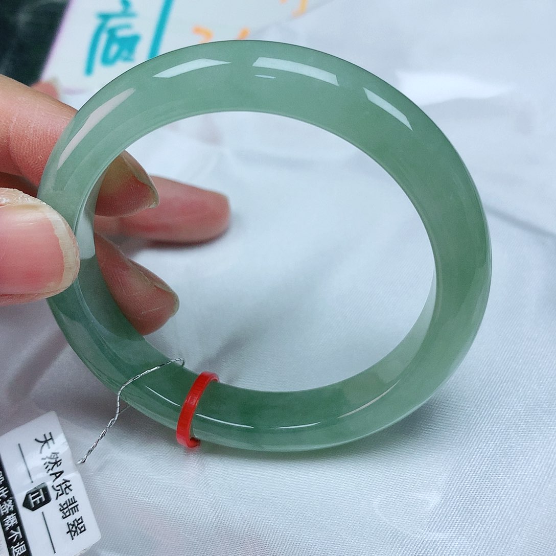 翡翠手镯未镶嵌52圈