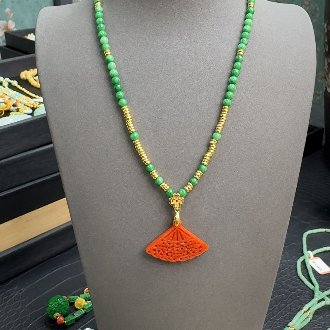 翡翠未镶嵌吊坠(赠链)原价298 炸福利85