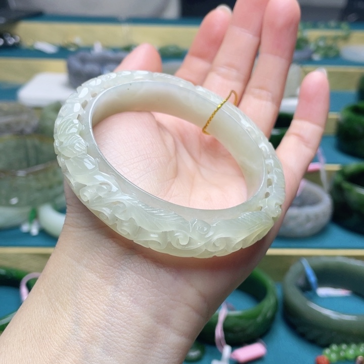和田玉手镯55+圈口 编号40未镶嵌
