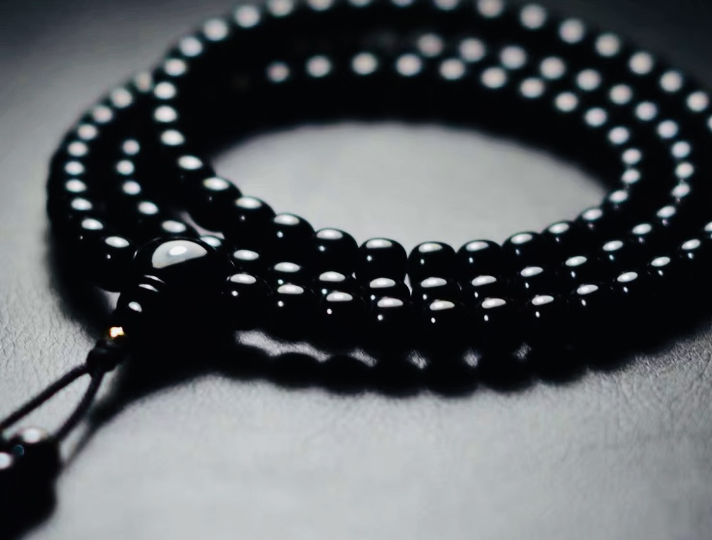 和田玉黑青籽108老行珠，两颗带有皮子，颗颗纯手工，精工细作