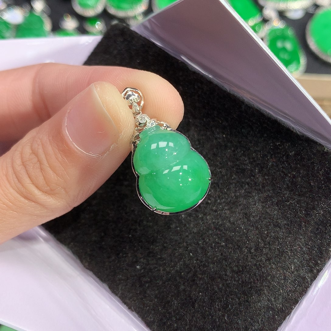 翡翠吊坠(赠链)18K金镶嵌