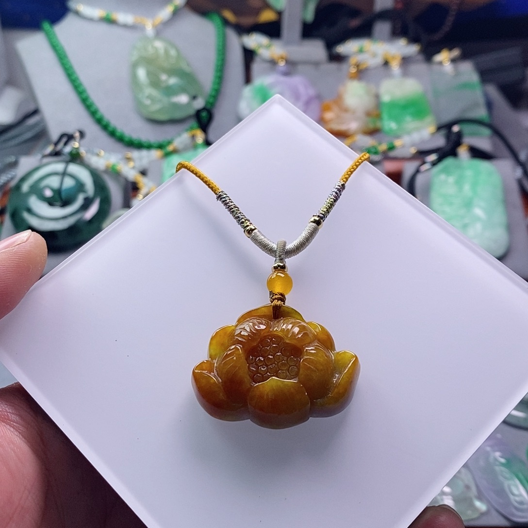 翡翠未镶嵌吊坠(赠链)