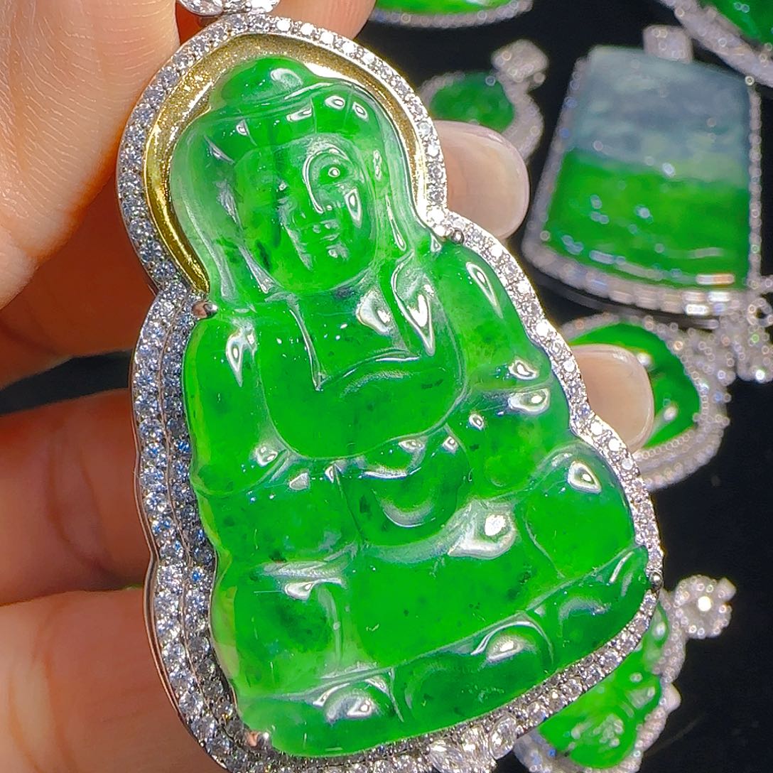 翡翠吊坠(赠链)未镶嵌