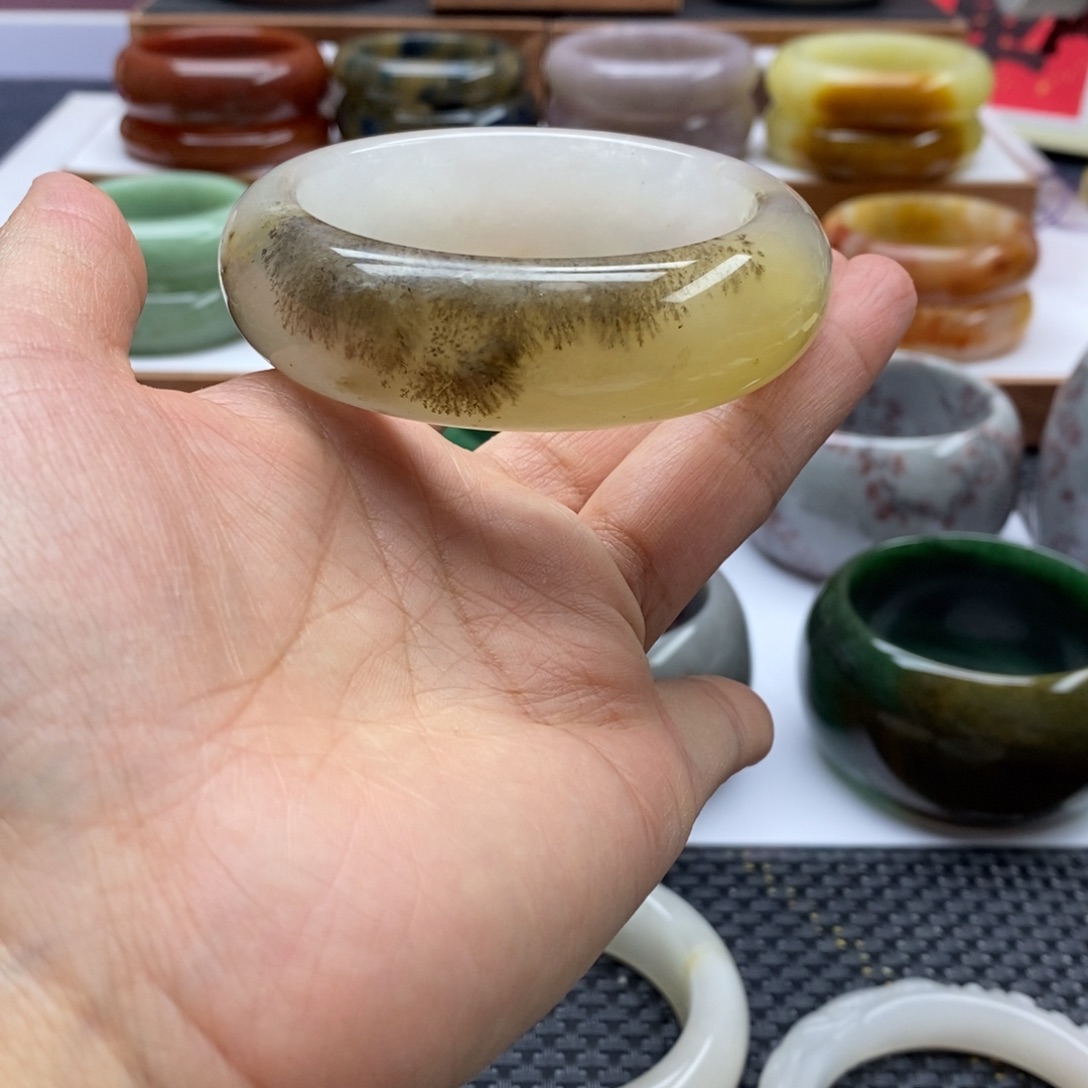 石英质玉手镯未镶嵌夏**初