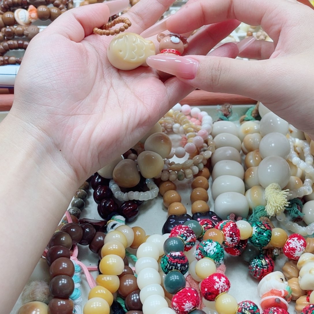 大叶紫檀（黑酸枝木类）鱼穿在象牙果上